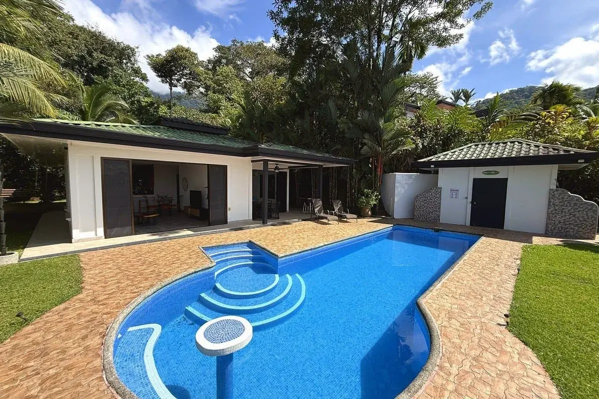 0.3 Acres — 2-Bedroom Home with Panoramic Ocean View, Fully Landscaped & Fenced | Ojochal property photo 2 in Costa Rica