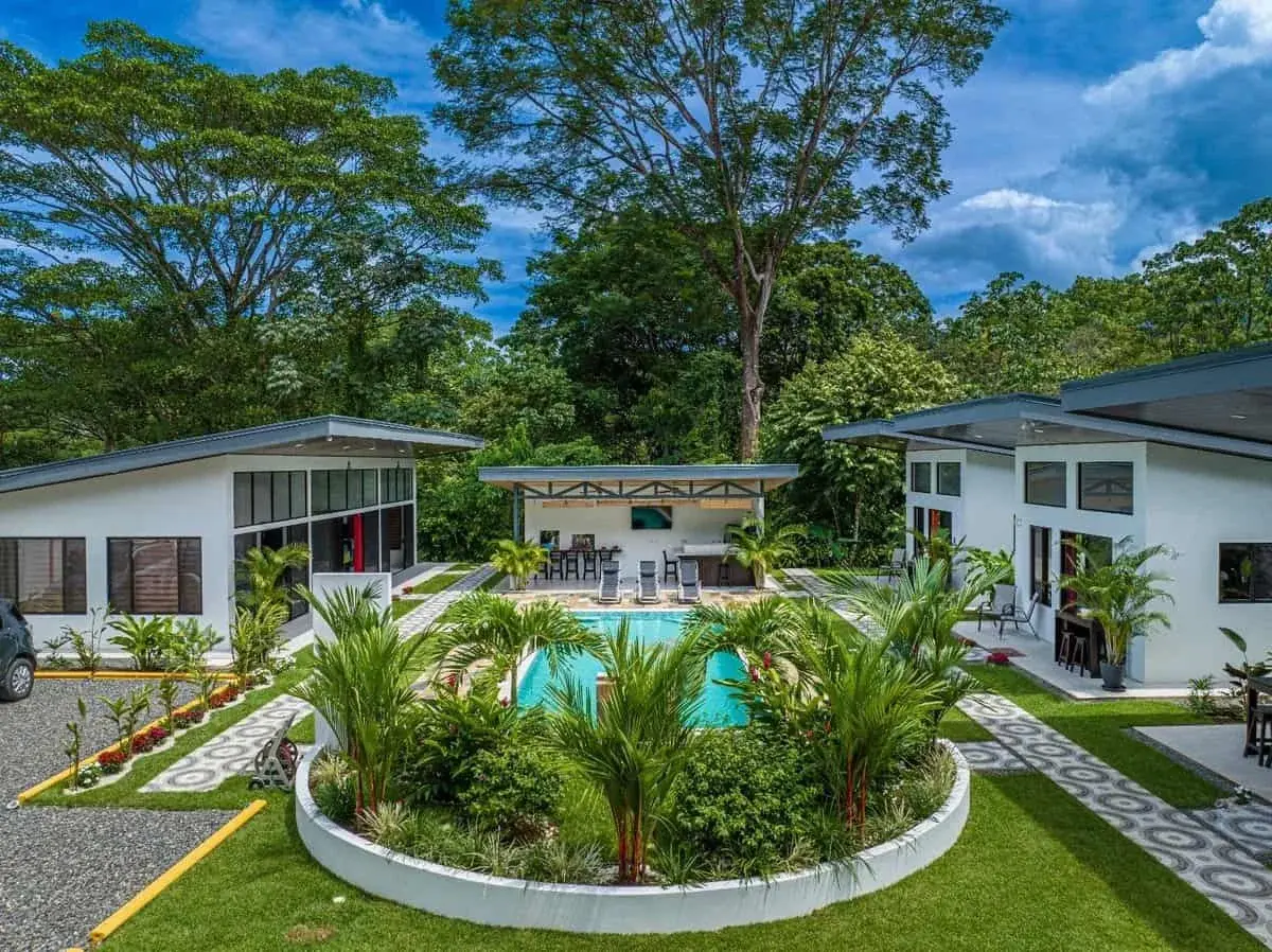 0.3 Acres — 5-Bedroom Turnkey Investment: 3 Rental Villas + 2-Bedroom Home with Large Pool | Uvita property photo 2 in Costa Rica